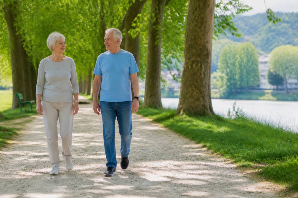 Les bienfaits de la marche quotidienne pour les seniors : pourquoi marcher chaque jour