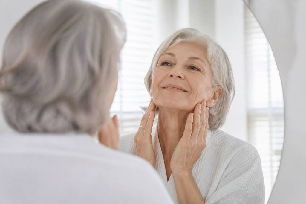 Comment bien protéger sa peau après 60 ans : conseils et soins essentiels