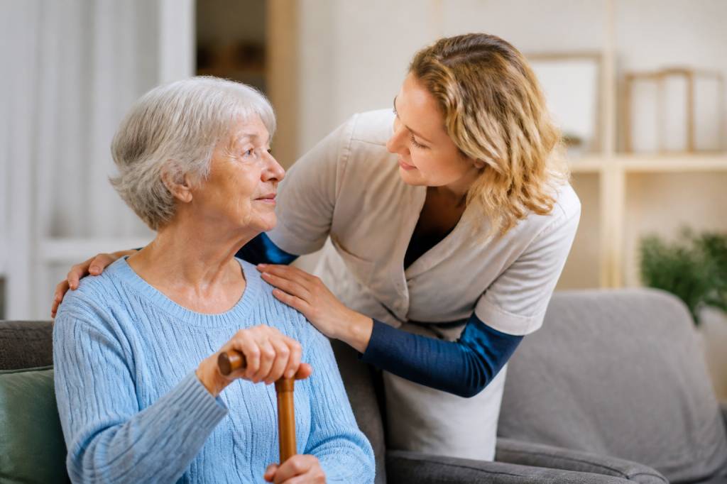 Comment accompagner un parent qui perd son autonomie au quotidien
